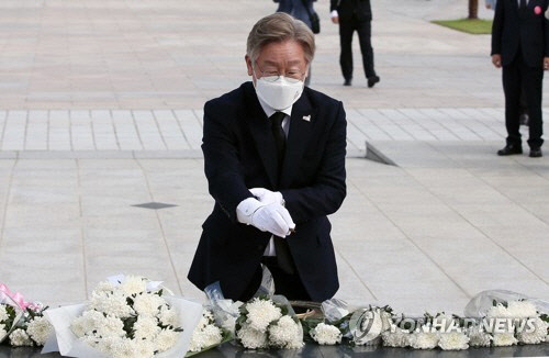 지난 5월 18일 오후 광주 북구 5·18 민주묘지에서 이재명 경기도지사가 분향을 하며 참배하고 있다. [연합뉴스 자료사진]